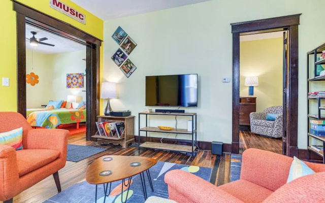 Retro-inspired Indy Home: Walk to Fountain Square!