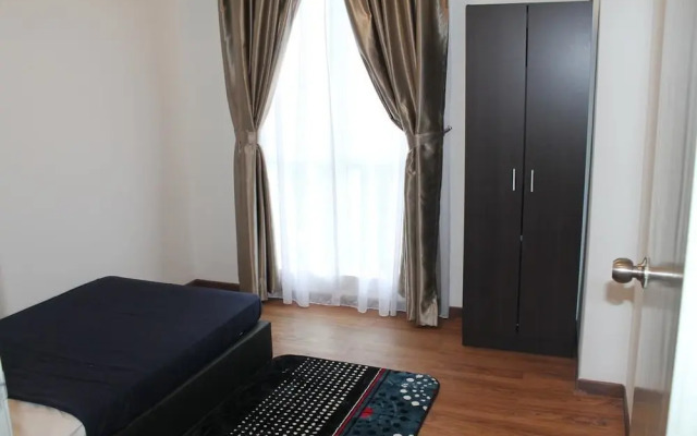 Cozy Crib at 7 Tree Seven Residence