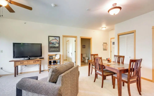 Cozy Livingston Condo w/ Balcony & Mtn View!