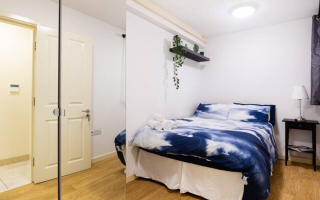 Stylish 2 Bedroom Apartment in the Heart of Shepherds Bush