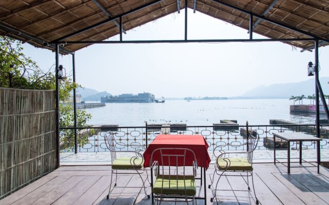 OYO 10704 Hotel Lake Haveli