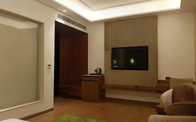 Hotel Maharaja Crest