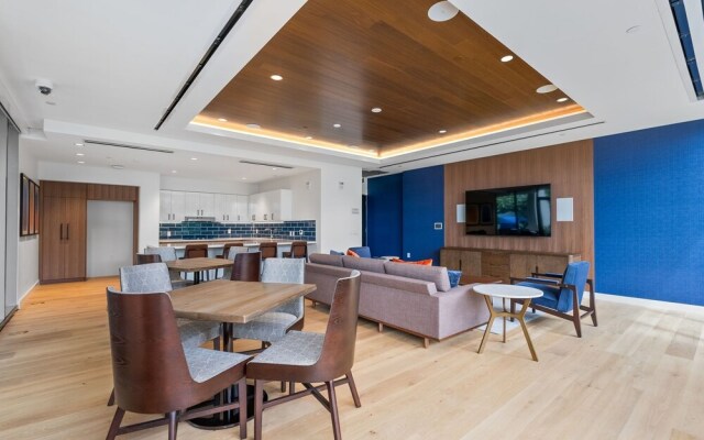 Sky Ala Moana 4209 2 Bedroom Condo by RedAwning