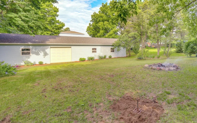 Near Saugatuck Dunes: Pet-friendly Fennville Home!