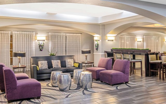 La Quinta Inn & Suites by Wyndham San Antonio Airport