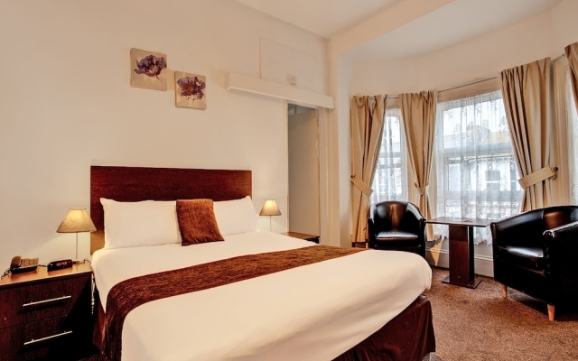 Oyo The Waverley Hotel