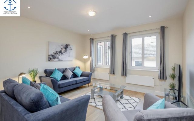 Spacious luxury 2 Bed Apartment by 7 Seas Property Serviced Accommodation Maidenhead with Parking and Wifi