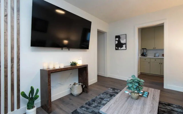 Wonderful 2-BR Apt Near Dodger