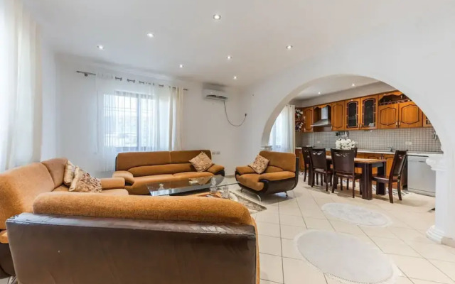 Authentic Lake View Apartment