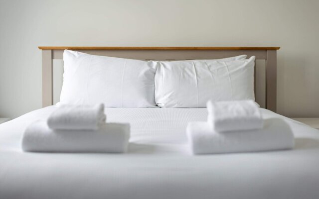 Guestready Stylish Minimalist Penthouse W Balconies Sleeps Up To 6