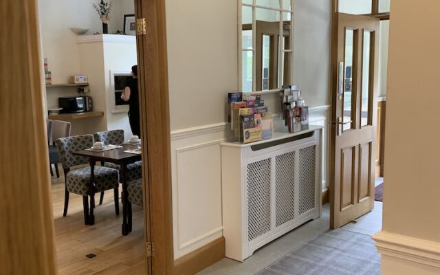 The Westlynne Hotel & Apartments