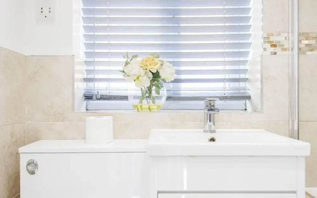 Remarkable 2- Bed House in Barking Essex