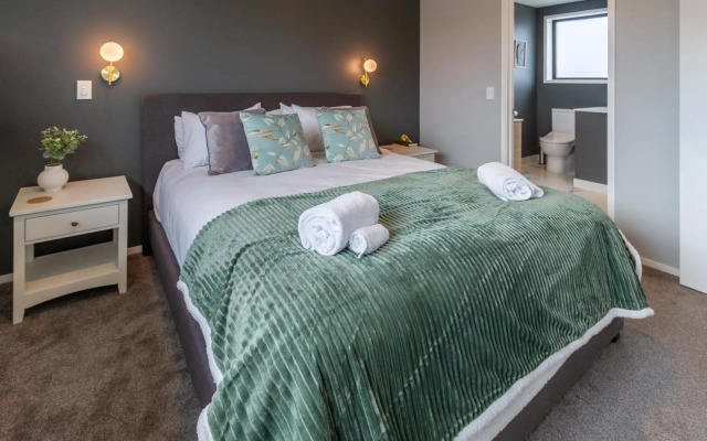 Art Deco 2 bed by Latimer Square