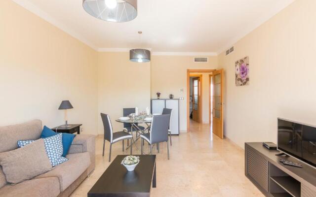 2197-Superb 2bedrooms in residence with pool!