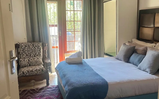 Serene Thatched Roof Retreat in Faerie Glen, Pretoria