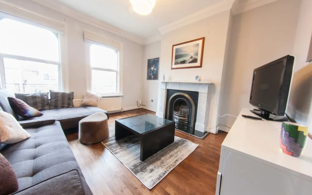 Spacious 2 Bedroom Flat in Queens Park - Sleeps 6