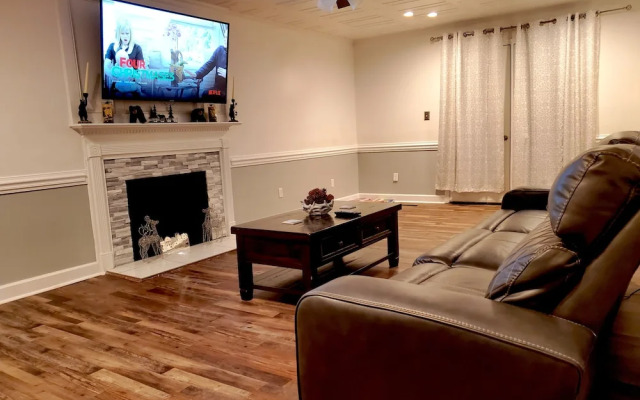 Kernersville Hot Tub  Pool  Arcade Gym Wifi Coffee