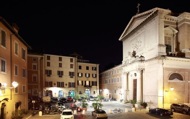 Coronari Courtyard