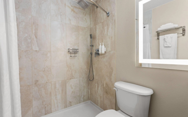 Days Inn and Suites by Wyndham Hammond, IN