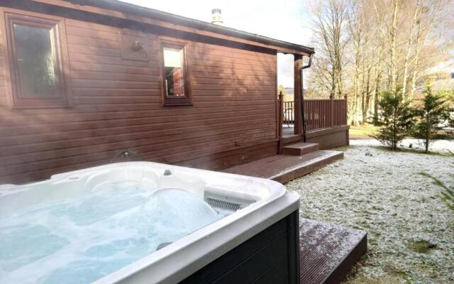 Stunning 4-bedroom Cabin With Hot Tub in Beattock!