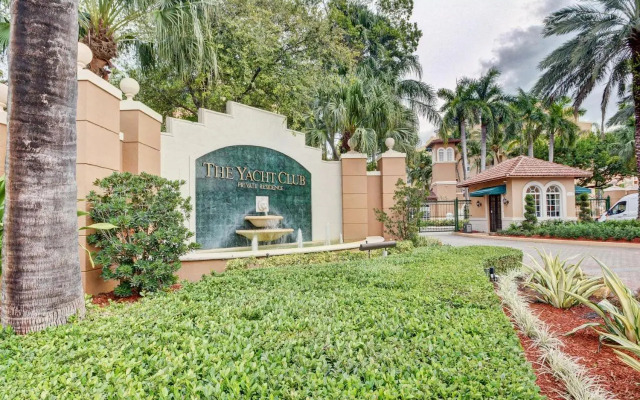 Renovated 2/2 Unit at Yacht Club/Aventura