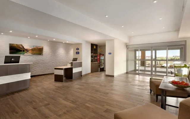 Days Inn and Suites Airdrie