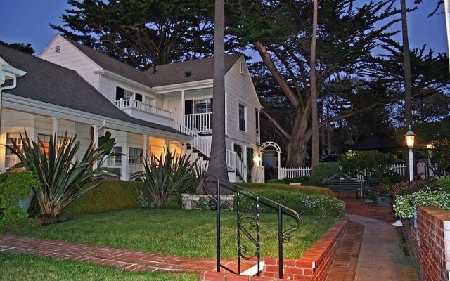 Colonial Terrace Inn by the Sea
