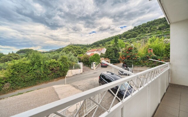 A1-luxury apt w big Balcony, 4 min Walk to Beach