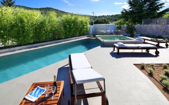 Deluxe Villa in Šibenik near Lake