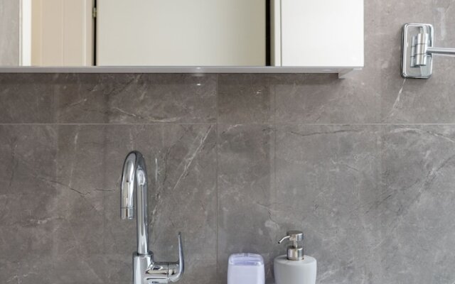 Luxury 2BR Balcony near beach Parking