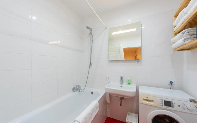BRIGHT CHARMING Apt with TERRACE, PARKING & AirCo.