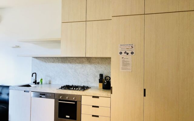 Spacious Cosy Bedroom Suite + Large Balcony