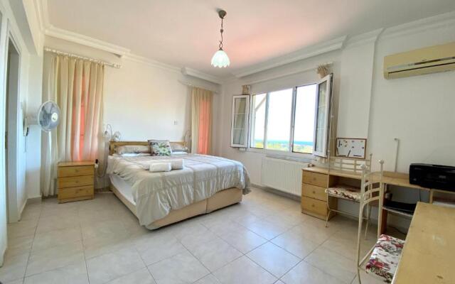 4 Bedroom Deluxe Villa with Mountain and Sea View