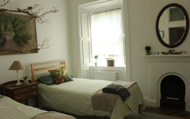 Johnston House: Historic Village Retreat
