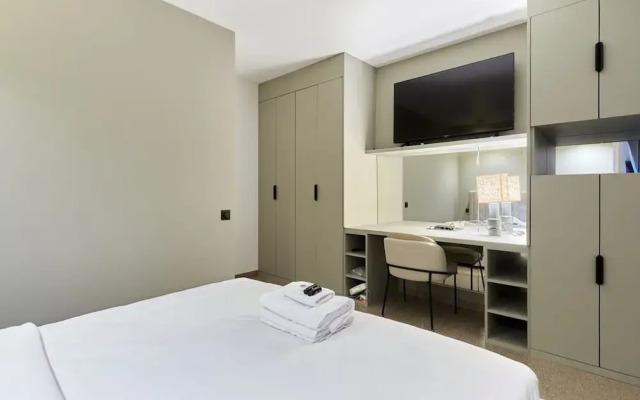 Superb Parisian Apartment / Pere Lachaise