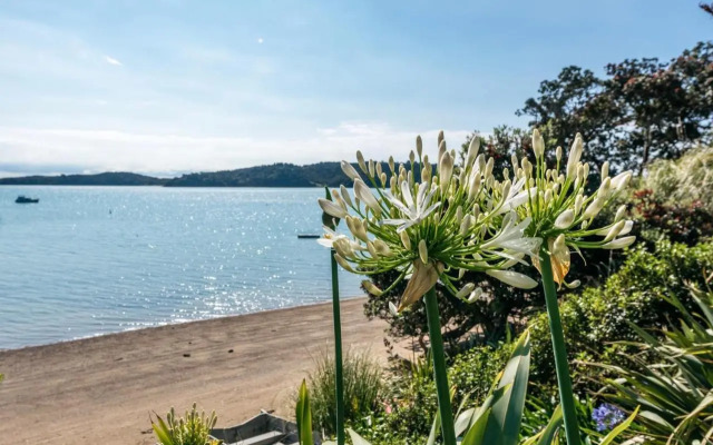 Peaceful Picnic Bay - Surfdale Holiday Home
