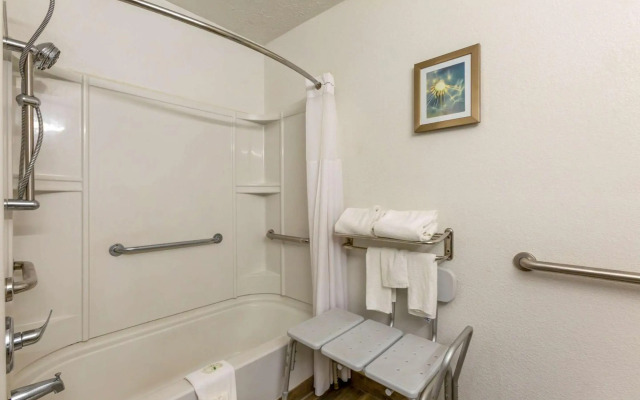 Quality Inn Alexis Rd