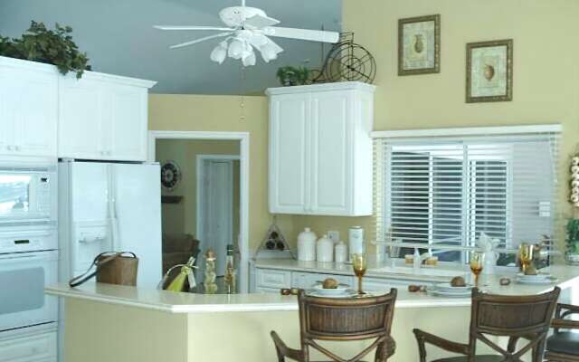 Vacation Pool Homes- Marco Island