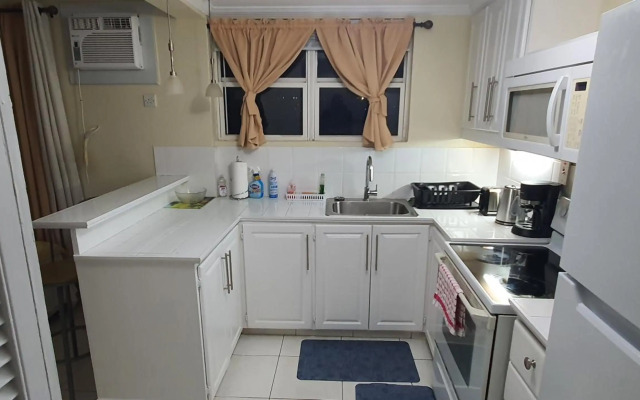 Hastings Towers 4D - Studio Apt Opp Beach