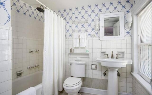 Knollwood House Bed & Breakfast