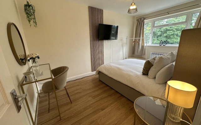 Charming 2-bed Apartment in Danbury, Essex