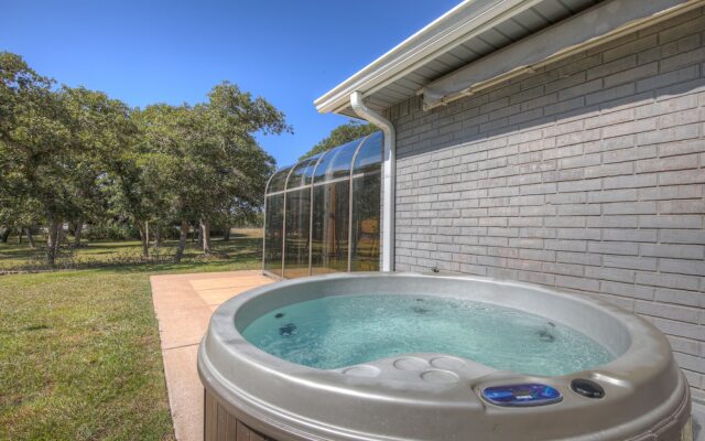 Charming Home With Hot Tub, Sauna & Grill!
