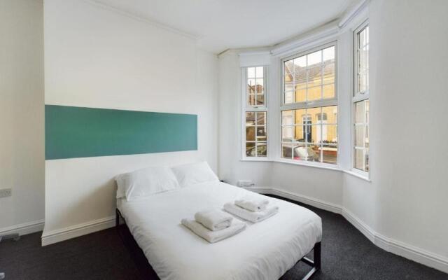 Contemporary 4BD Home nr Liverpool City Centre