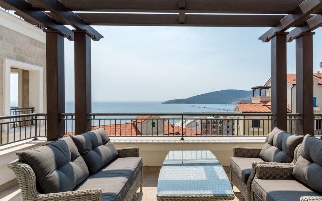 Lustica Bay