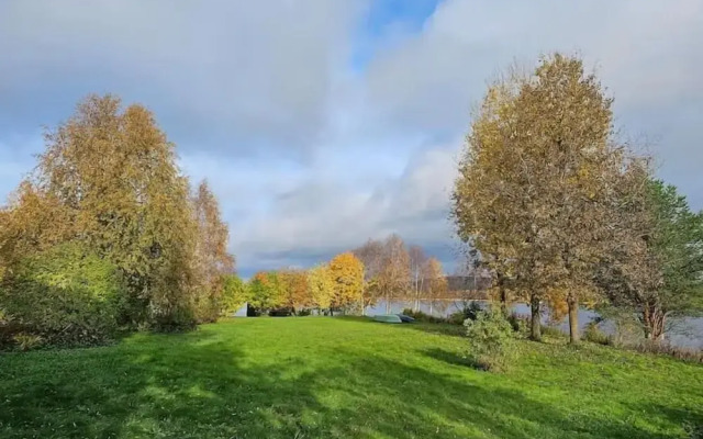 Cozy 3BR Riverside House with Sauna