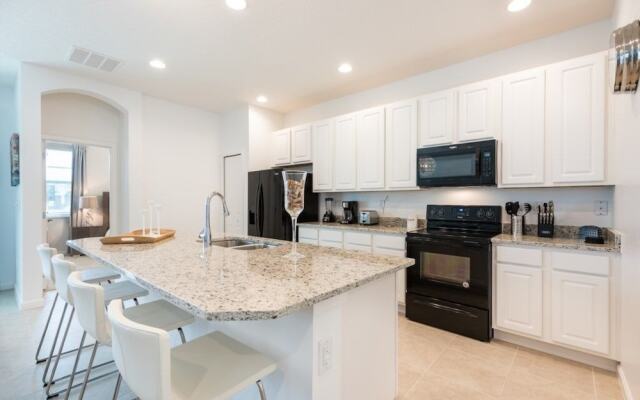 4-bedroom House w/ Private Pool - Great Location Home