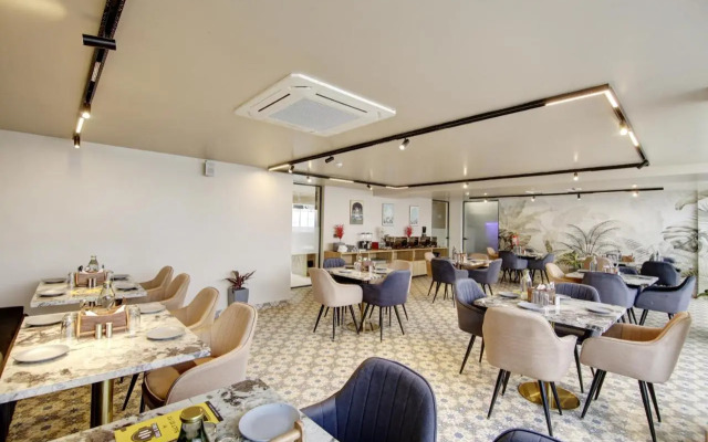 Saltstayz Premier - Near Golf Course Road & Sector 57