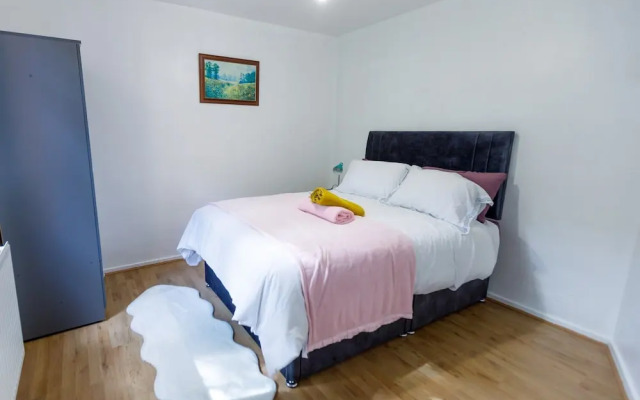 Inviting 3-bed House in London, Stay up to 6