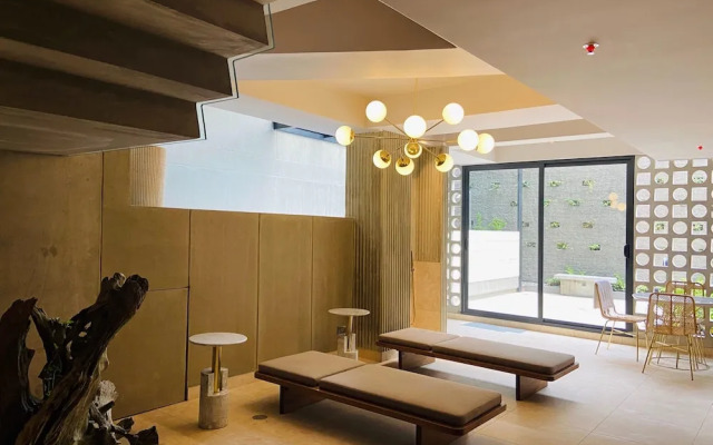 w Artistic Loft in Unique Building