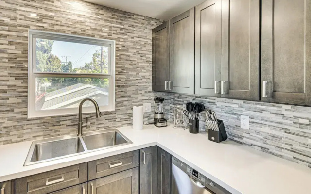 4 Mi to Sofi Stadium: Pet-friendly LA Area Home
